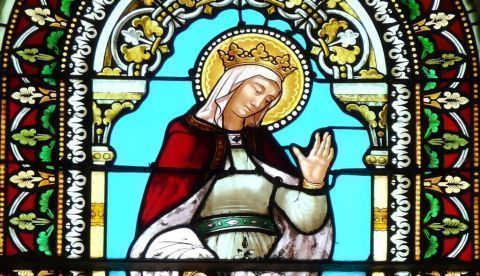 Retrato de santa Isabel en una vidriera. Iglesia de Saint-Saturnin, Quinsac, Dordoña, Francia. / Wikipedia