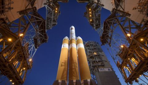 La sonda solar Parker, la primera astronave que transitará por la corona del Sol, fue lanzada hoy con éxito 24 horas después del aplazamiento del despegue desde la base de Cabo Cañaveral (Florida). EFE/NASA