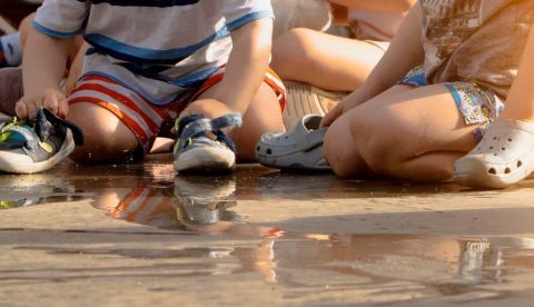 Niños jugando en una plaza de Madrid a finales de mayo de 2022. Shutterstock / Komuso Colorsandia