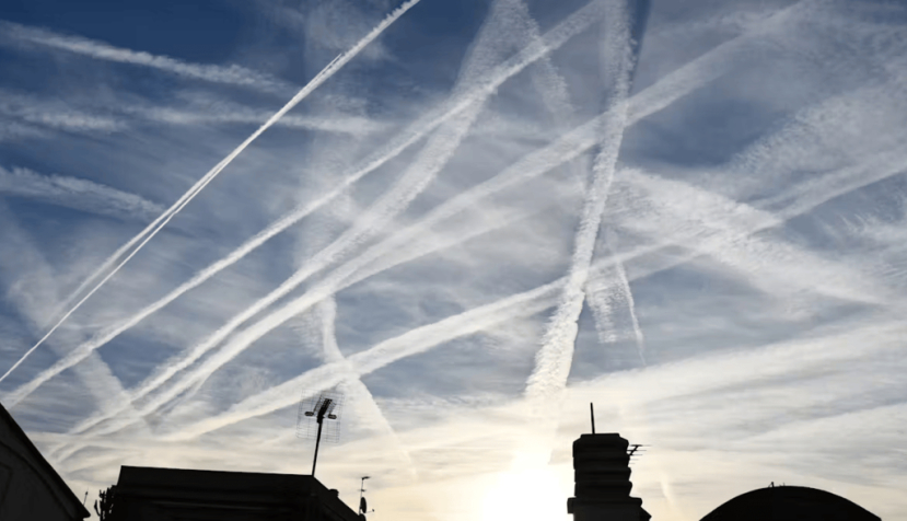 Maraña de estelas de aviones cubriendo el cielo. NOAA., CC BY