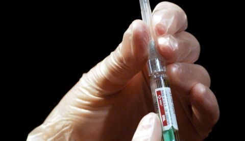 Muestra de la vacuna para prevenir el cáncer en el cuello del útero. EFE/Archivo 	   