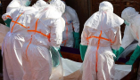 Traslado de una víctima de la epidemia de ébola en la República Democrática del Congo. RTVE