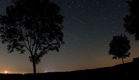Cuando el meteorito llega a una distancia de unos 25 kilómetros de altura y hasta tocar el suelo esa luz desaparece, en una fase conocida como "vuelo oscuro" y que dificulta el poder ubicar el lugar exacto donde ha caído de acuerdo a su trayectoria. EFE/Archivo
