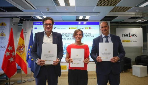 El ministro para la Transformación Digital y de la Función Pública, Óscar López, la ministra de Sanidad, Mónica García, y el consejero de Digitalización, Miguel López-Valverde, en el acto celebrado en la sede de Red.es.  / © lamoncloa.gob.es. Ministerio de la Presidencia.