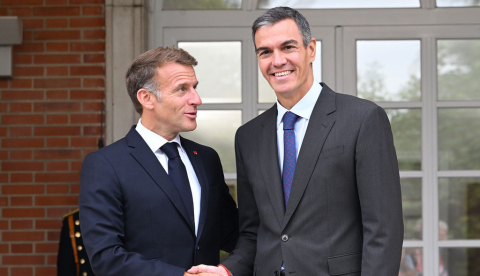 El presidente del Gobierno, Pedro Sánchez, recibe al presidente de la República Francesa, Emmanuel Macron, a su llegada al Palacio de la Moncloa. | Pool Moncloa / Borja Puig de la Bellacasa. La Moncloa, Madrid - 30.9.2026