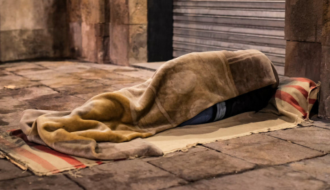 Una persona duerme en una calle de Barcelona. Shutterstock / Lestertair