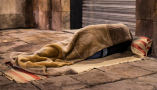 Una persona duerme en una calle de Barcelona. Shutterstock / Lestertair