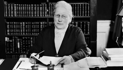 Nina Henriette Wendeline Bang de soltera Ellinger (Copenhague, 6 de octubre de 1866 - Copenhague, 25 de marzo de 1928) fue una política danesa.
