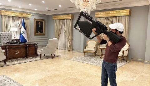 El presidente salvadoreño Nayib Bukele manipula un DroneShield C-UAS DroneGun Tactical australiano en su despacho presidencial en septiembre de 2023. Twiiter @nayibbukele