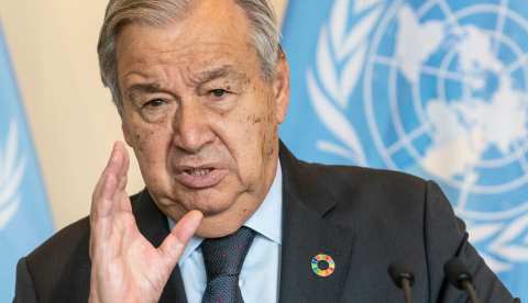  Un hombre con banderas de la ONU a su espalda. El mandato de Antonio Guterres al frente de la ONU finaliza el 31 de diciembre de 2026. lev radin/Shutterstock