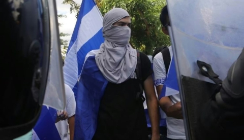  Policías frente a manifestantes nicaragüenses Managua, abril de 2018. Imagen de las protestas que desataron una ola de represenión y el exilio de jóvenes. Evelyn Flores, Author provided (no reuse)