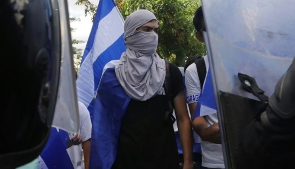  Policías frente a manifestantes nicaragüenses Managua, abril de 2018. Imagen de las protestas que desataron una ola de represenión y el exilio de jóvenes. Evelyn Flores, Author provided (no reuse)