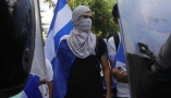  Policías frente a manifestantes nicaragüenses Managua, abril de 2018. Imagen de las protestas que desataron una ola de represenión y el exilio de jóvenes. Evelyn Flores, Author provided (no reuse)