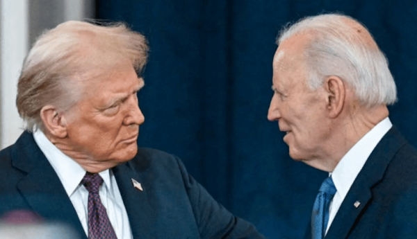 En matière de politique étrangère, le président actuel et son prédécesseur (ici pendant l’investiture de Donald Trump, le 20 janvier 2025) ont globalement les mêmes priorités. Les différences résident dans le style et, surtout, dans les valeurs et dans la définition de ce que sont les alliés des États-Unis. Kenny Holston-Pool/Getty Images/AFP