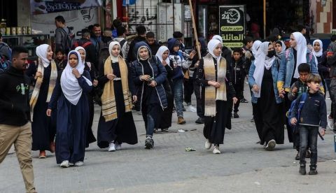Escolares palestinos caminan por la calle en Rafah, en el extremo sur de Gaza. Anas-Mohammed/Shutterstock