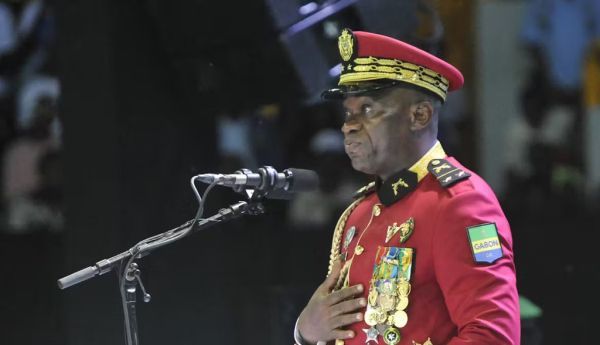 Le président de transition du Gabon, le général Brice Oligui Nguema, s’exprime lors de l’ouverture du dialogue national qui vise à aboutir à l’organisation de nouvelles élections, à Libreville, le 2 avril 2024. Wilfried Mbinah/AFP