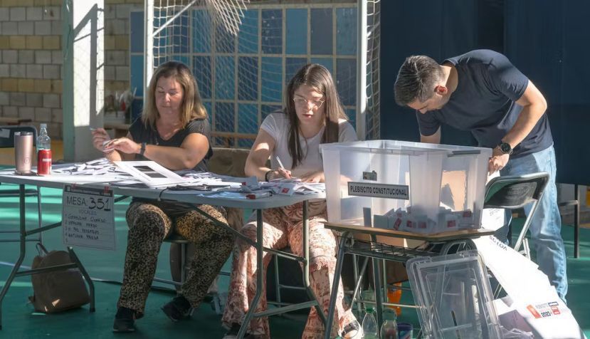 Proceso de recuento de votos en el plebiscito constitucional de Chile. Shutterstock