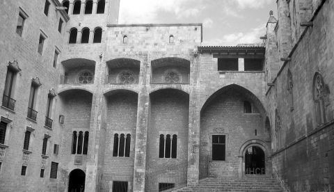 Plaza del Rey de Barcelona donde a finales de mayo de 1462 fueron expuestos los cadáveres de varios miembros de la Busca ejecutados al haber sido condenados sumariamente por encabezar una supuesta conjura realista. Este hecho se suele considerar como el inicio de la guerra civil catalana. / Wikipedia.