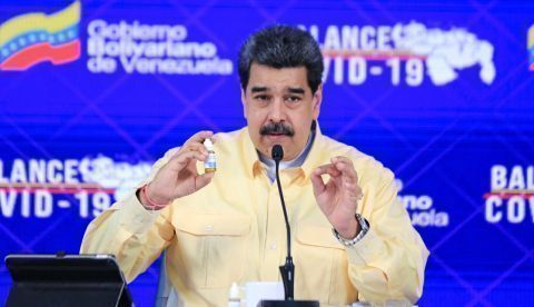 Fotografía cedida hoy por la oficina de Prensa del Palacio de Miraflores que muestra al presidente venezolano Nicolás Maduro mientras muestra un frasco de Carvativir, en Caracas (Venezuela).