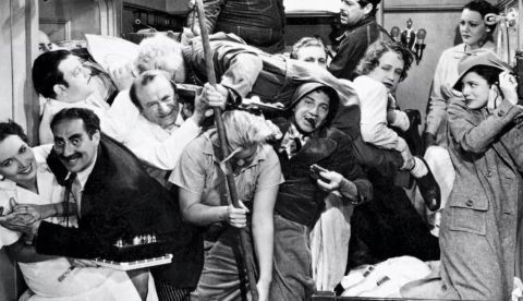 Escena del camarote de Una noche en la Ópera, de los hermanos Marx. Metro-Goldwyn-Mayer Inc. / RTVE