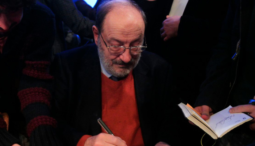 Umberto Eco, durante una firma de libros en la Universidad del Bósforo (Estambul) en 2013. Celil Kirnapci/Shutterstock