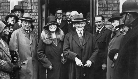 El estadista laborista inglés Philip Snowden (1864-1937), al final de una conferencia del Partido Laborista en Brighton con su esposa y el Sr. Henderson.