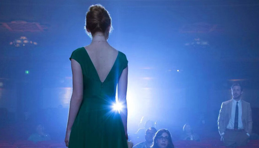 Emma Stone (de espaldas) y Ryan Gosling en una escena de la película La La Land. Summit Entertainment