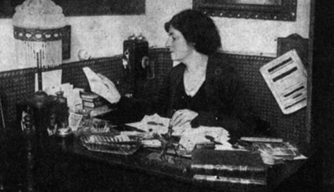 Sobre estas líneas, Regina García en su despacho. La foto aparece publicada en la revista Mujer, el 11 de julio de 1931