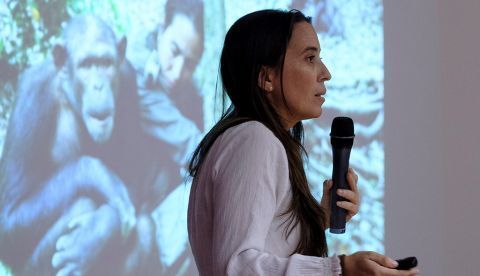 La directora ejecutiva del Instituto Jane Goodall, la española Rebeca Atencia, ofreció este viernes una conferencia sobre el trabajo del centro de rehabilitación de chimpancés de Tchimpounga, en el Congo, con motivo del 34 aniversario de la Facultad de Veterinaria de la Universidad de Las Palmas de Gran Canaria. EFE/Ángel Medina G.