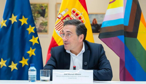 El ministro de Asuntos Exteriores, Unión Europea y Cooperación, José Manuel Albares, durante la reunión con representantes de entidades LGTBI+ de ámbito estatal. / © lamoncloa.gob.es. Ministerio de la Presidencia.