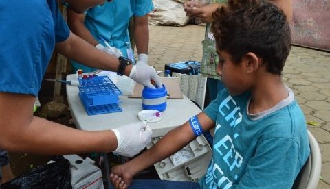 Un niño participa en un estudio de enfermedades transmitidas por mosquitos en Managua para el que se le toma una muestra de sangre anual. EFE/Paolo Harris Paz/Science