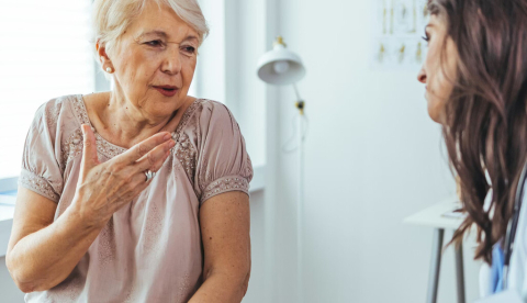  Una mujer mayor en la consulta de una doctora Dragana Gordic/Shutterstock