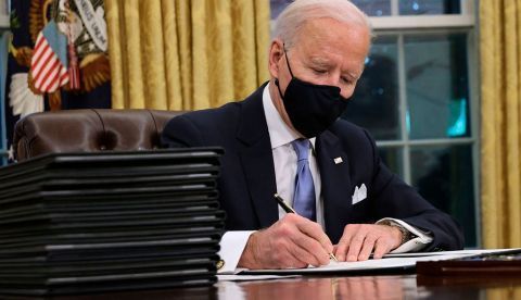 Las 17 medidas aprobadas por Biden en su primer día en la Casa Blanca
