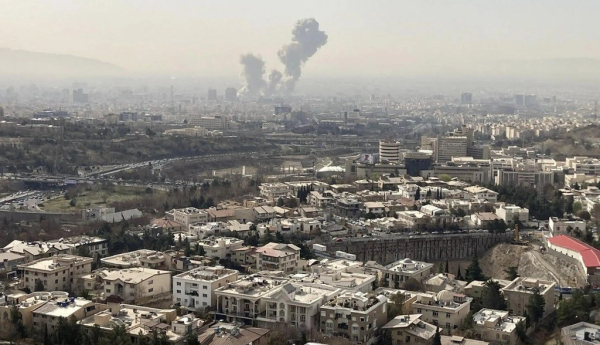 Una columna de humo emerge del centro de Teherán tras un ataque israelí este sábado. EFE/ Mehrnews