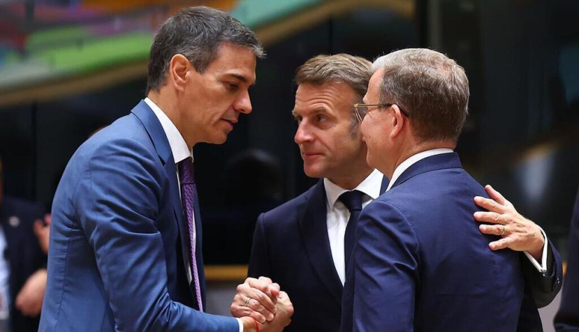 El presidente del Gobierno, Pedro Sánchez, y el presidente de la República Francesa, Emmanuel Macron, se saludan durante el Consejo Europeo. | Pool Moncloa/Fernando Calvo