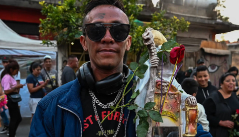 Ciudad de México. Cientos de devotos se reúnen el primero de cada mes en la calle Alfarería, en el barrio de Tepito, para rendir homenaje a Santa Muerte. La autoridades municipales organizan un tour por esta dura zona capitalina, donde opera el cartel Unión Tepito. Clasos/Shutterstock