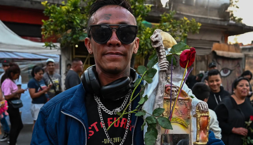Ciudad de México. Cientos de devotos se reúnen el primero de cada mes en la calle Alfarería, en el barrio de Tepito, para rendir homenaje a Santa Muerte. La autoridades municipales organizan un tour por esta dura zona capitalina, donde opera el cartel Unión Tepito. Clasos/Shutterstock