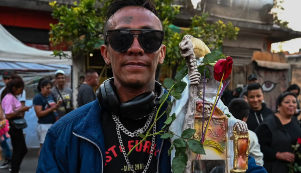 Ciudad de México. Cientos de devotos se reúnen el primero de cada mes en la calle Alfarería, en el barrio de Tepito, para rendir homenaje a Santa Muerte. La autoridades municipales organizan un tour por esta dura zona capitalina, donde opera el cartel Unión Tepito. Clasos/Shutterstock
