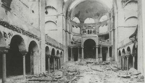 Interior de la Sinagoga de la calle Fasanenstrasse de Berlín destruida durante la Noche de los Cristales Rotos Foto: Center For Jewish History NYC vía Flickr Dominio Público