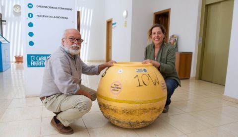 El director gerente de la Reserva de la Biosfera de Fuerteventura, Tony Gallardo, y la consejera de Medio Ambiente del Cabildo, Marlene Figueroa, posan con la boya marina/EFE/Carlos De Saá