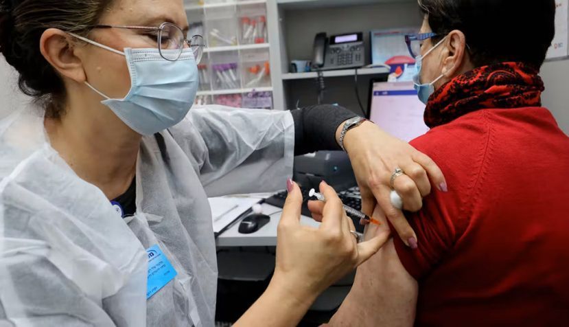 Una mujer de más de 60 años recibe una cuarta dosis de vacuna contra covid-19 en Rishon LeZion, al sur de Tel Aviv (Israel), el 3 de enero de 2022. Shutterstock / Gil Cohen Magen