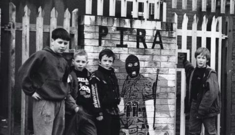 Niños posan junto a un mural callejero en honor a los miembros del IRA Provisional (PIRA), un grupo armado escindido del IRA, en Belfast. RORY NUGENT.com / Shutterstock