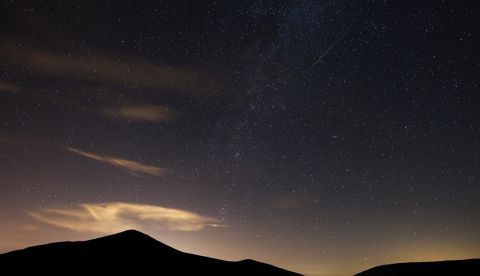 Una perseida o Lágrima de San Lorenzo atraviesa el cielo junto a la Vía Láctea. EFE/Archivo 	   