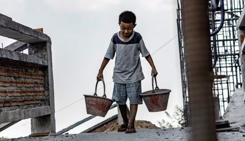 Un niño trabajando en la construcción. Shutterstock / HTWE