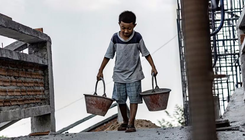 Un niño trabajando en la construcción. Shutterstock / HTWE