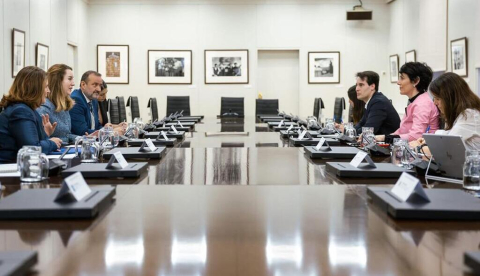 La ministra de Inclusión, Seguridad Social y Migraciones de España, Elma Saiz, durante la reunión que ha mantenido con la directora general de la Organización Internacional de las Migraciones (OIM), Amy Pope. / © lamoncloa.gob.es. Ministerio de la Presidencia.