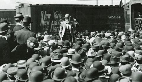 Eugene V. Debs en 1908 durante un discurso.