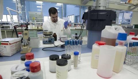 Un científico observa realiza pruebas en el laboratorio