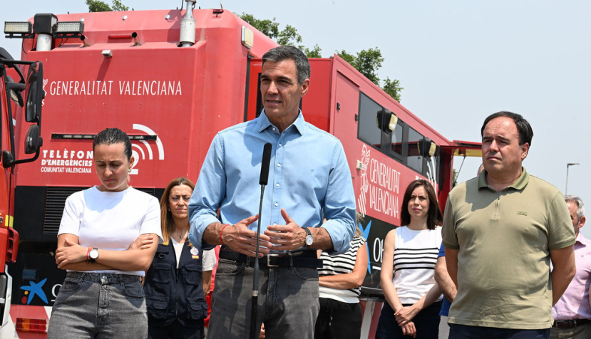 El presidente del Gobierno, Pedro Sánchez, junto al president de la Generalitat, Juanfran Pérez Llorca, y a la alcaldesa de Vall de Uxó, Tania Baños, durante la declaración institucional que ha realizado en el Puesto de Mando Avanzado. | Pool Moncloa/Borja Puig de la Bellacasa. Puesto de Mando Avanzado, Vall de Uxó (Castellón) - 27.7.2026