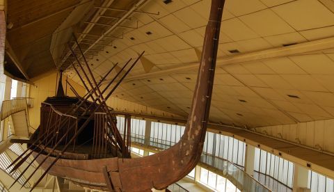 El viaje "suicida" del barco funerario de Keops en la meseta de las pirámides